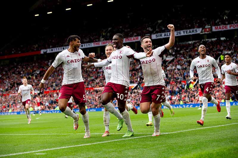 Para pemain Aston Villa saat merayakan gol yang dicetak bek Kortney Hause (30) yang membuat Manchester United kalah di kandang sendiri dalam lanjutan Liga Inggris 2021/2022 di Stadion Old Trafford, Sabtu (25/9/2021) malam.